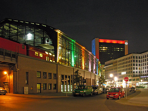 Fotos Bahnhof Friedrichstraße bei Nacht