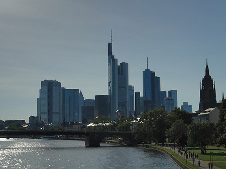 Fotos Skyline von Frankfurt hinter Alter Brücke
