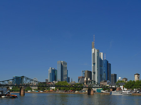 Foto Skyline von Frankfurt mit eisernem Steg