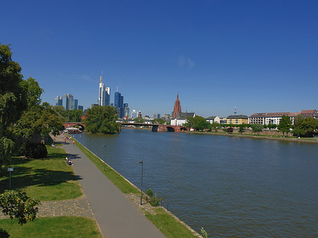 Fotos Skyline von Frankfurt mit Ufer